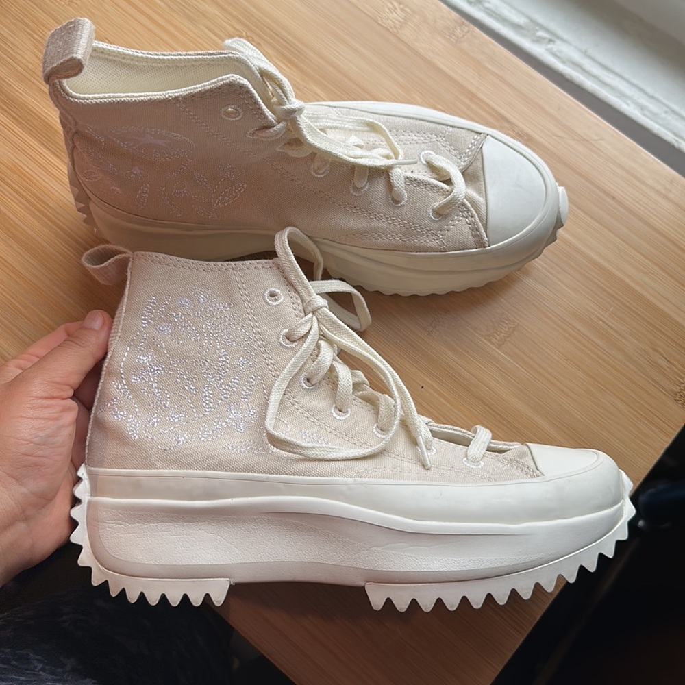 Converse Runstar Hike Embroidered Floral Woman’s Platform Sneakers size 7.5